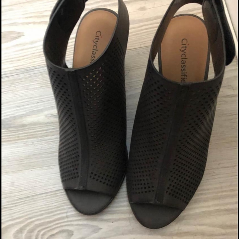 Black high heels shoes new with box